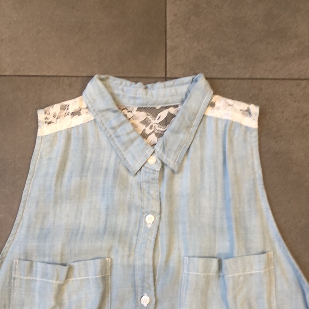 Abercrombie & Fitch Button Down Sleeveless Top with Collar - Picture 2 of 10